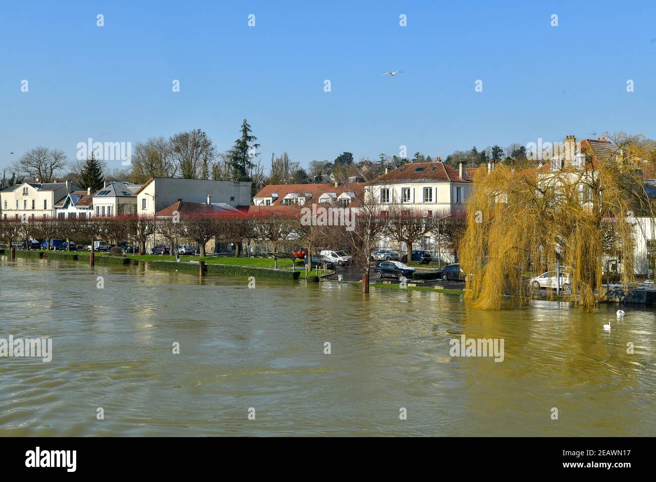 Il fiume Marne ha scoppiato le sue rive e sta per continuare a crescere a Lagny sur Marne, Francia, il 10 febbraio 2021. Foto di Jana Chiamami J/ABACAPRESS.COM Foto Stock