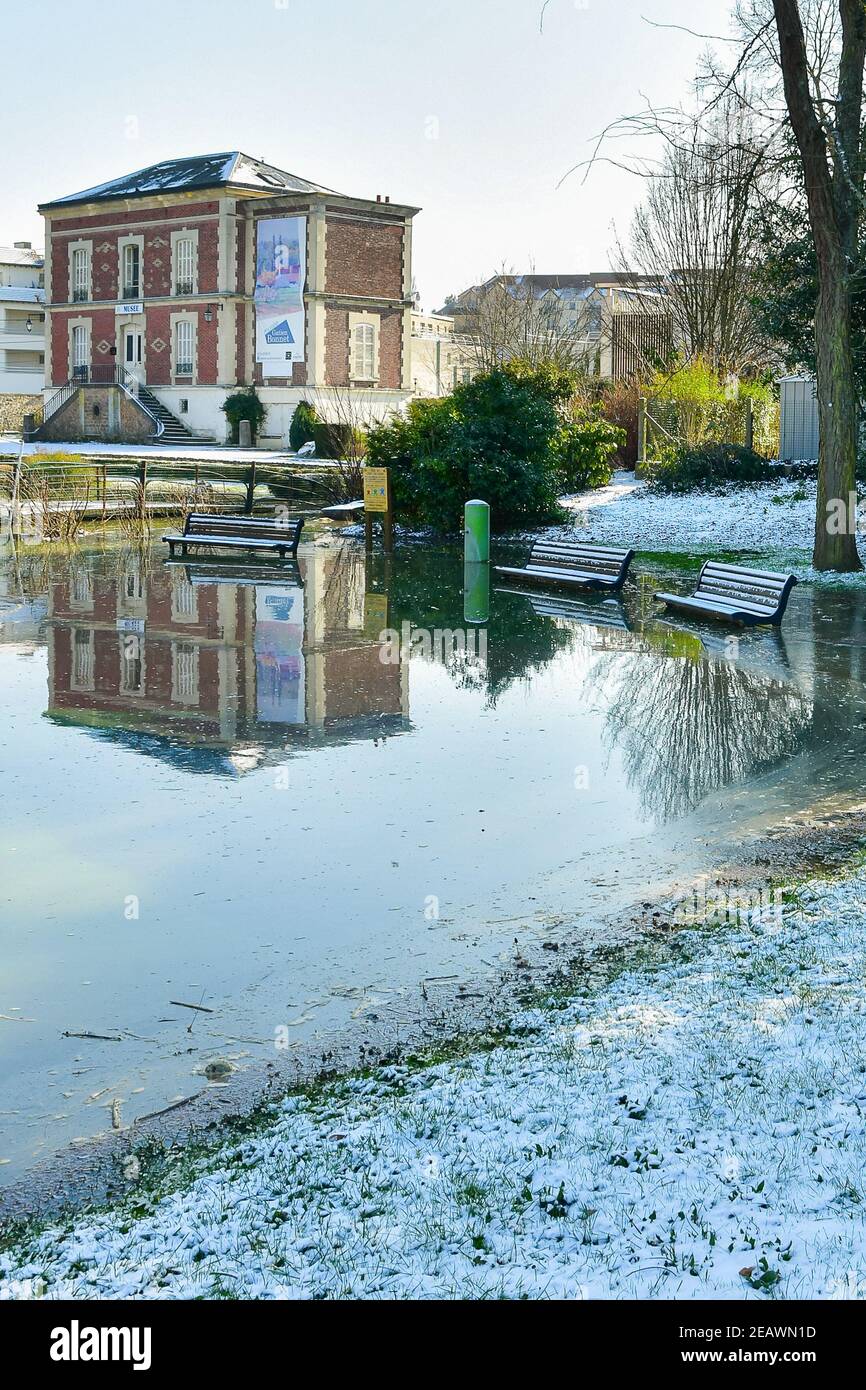 Il fiume Marne ha scoppiato le sue rive e sta per continuare a crescere a Lagny sur Marne, Francia, il 10 febbraio 2021. Foto di Jana Chiamami J/ABACAPRESS.COM Foto Stock