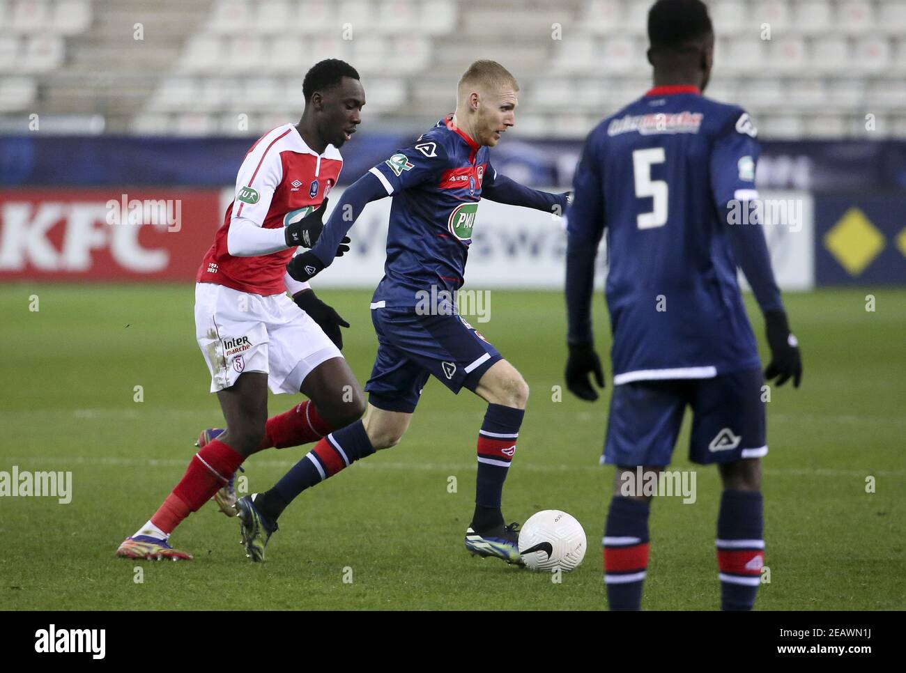 Gaetan Robail di Valenciennes, Mouhamadou Drammeh di Reims (a sinistra) durante la Coppa di Francia, round di 64 partita di calcio tra lo Stade de Reims e il Valenciennes FC il 9 febbraio 2021 allo stadio Auguste Delaune di Reims, Francia - Foto Jean Catuffe/DPPI/LiveMedia/Sipa USA Credit: Sipa USA/Alamy Live News Foto Stock