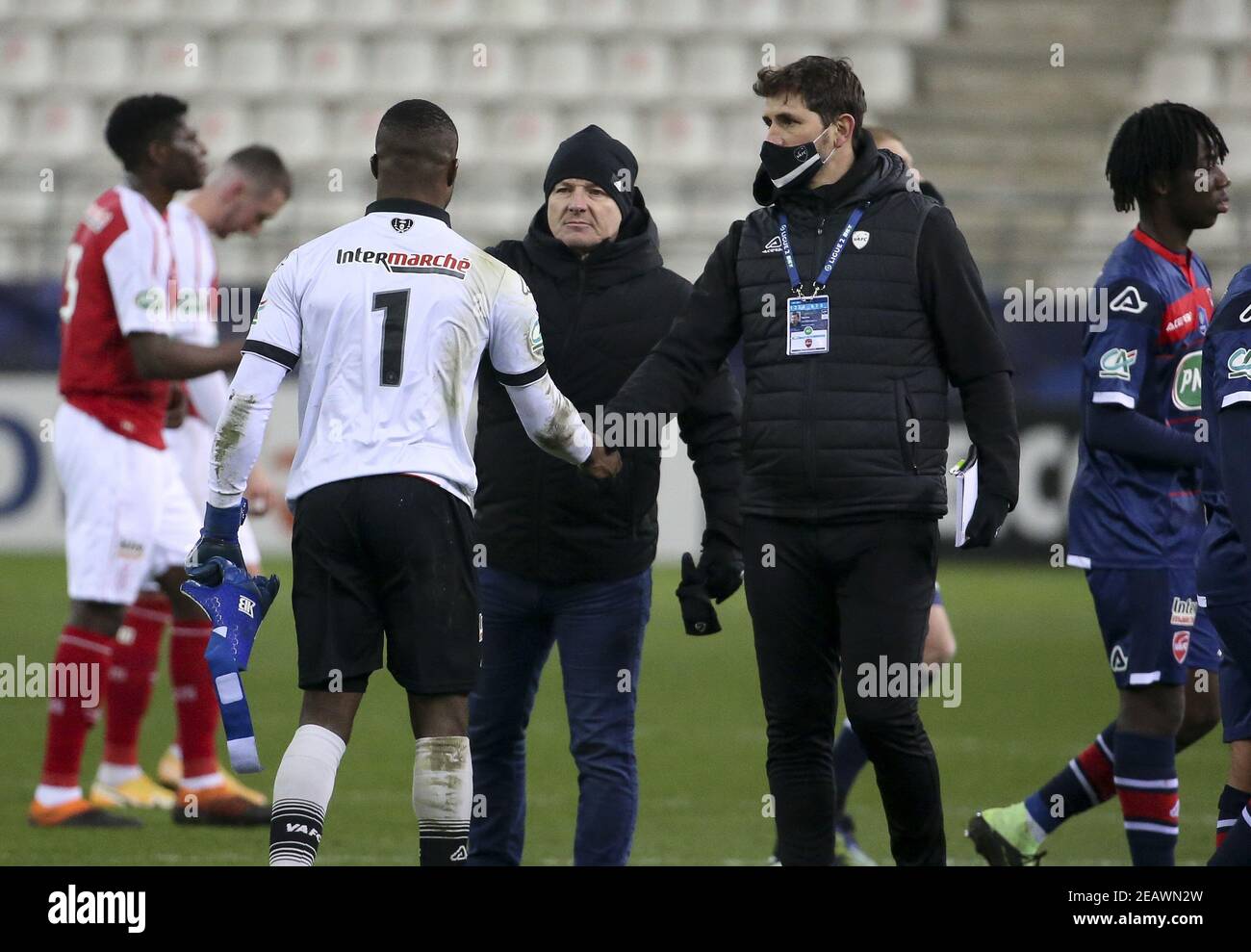 Portiere di Valenciennes Hillel Konate, allenatore di Valenciennes Olivier Guegan festeggia la vittoria dopo la Coppa di Francia, partita di calcio 64 tra Stade de Reims e Valenciennes FC il 9 febbraio 2021 allo stadio Auguste Delaune di Reims, Francia - Foto Jean Catuffe/DPPI/LiveMedia/Sipa USA Credit: Sipa USA/Alamy Live News Foto Stock