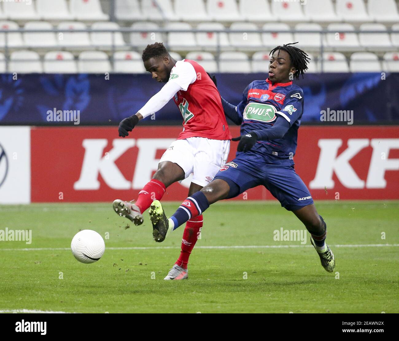 Boulaye dia di Reims, Ismael Doukoure di Valenciennes durante la Coppa di Francia, round di 64 partita di calcio tra Stade de Reims e Valenciennes FC il 9 febbraio 2021 allo stadio Auguste Delaune di Reims, Francia - Foto Jean Catuffe/DPPI/LiveMedia/Sipa USA Credit: Sipa USA/Alamy Live News Foto Stock