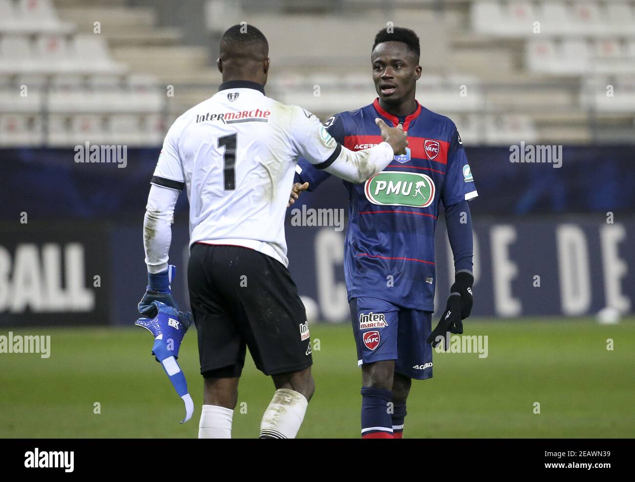 Il portiere di Valenciennes Hillel Konate e Emmanuel Ntim festeggiano la vittoria dopo la Coppa di Francia, partita di calcio del 64 tra Stade de Reims e Valenciennes FC il 9 febbraio 2021 allo stadio Auguste Delaune di Reims, Francia - Foto Jean Catuffe/DPPI/LiveMedia/Sipa USA Credit: Sipa USA/Alamy Live News Foto Stock