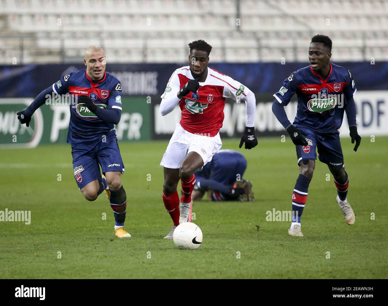 Boulaye dia di Reims tra Jaba Kankava ed Emmanuel Nim di Valenciennes durante la Coppa di Francia, round di 64 partita di calcio tra lo Stade de Reims e il Valenciennes FC il 9 febbraio 2021 allo stadio Auguste Delaune di Reims, Francia - Foto Jean Catuffe/DPPI/LiveMedia/Sipa USA Credit: Sipa USA/Alamy Live News Foto Stock