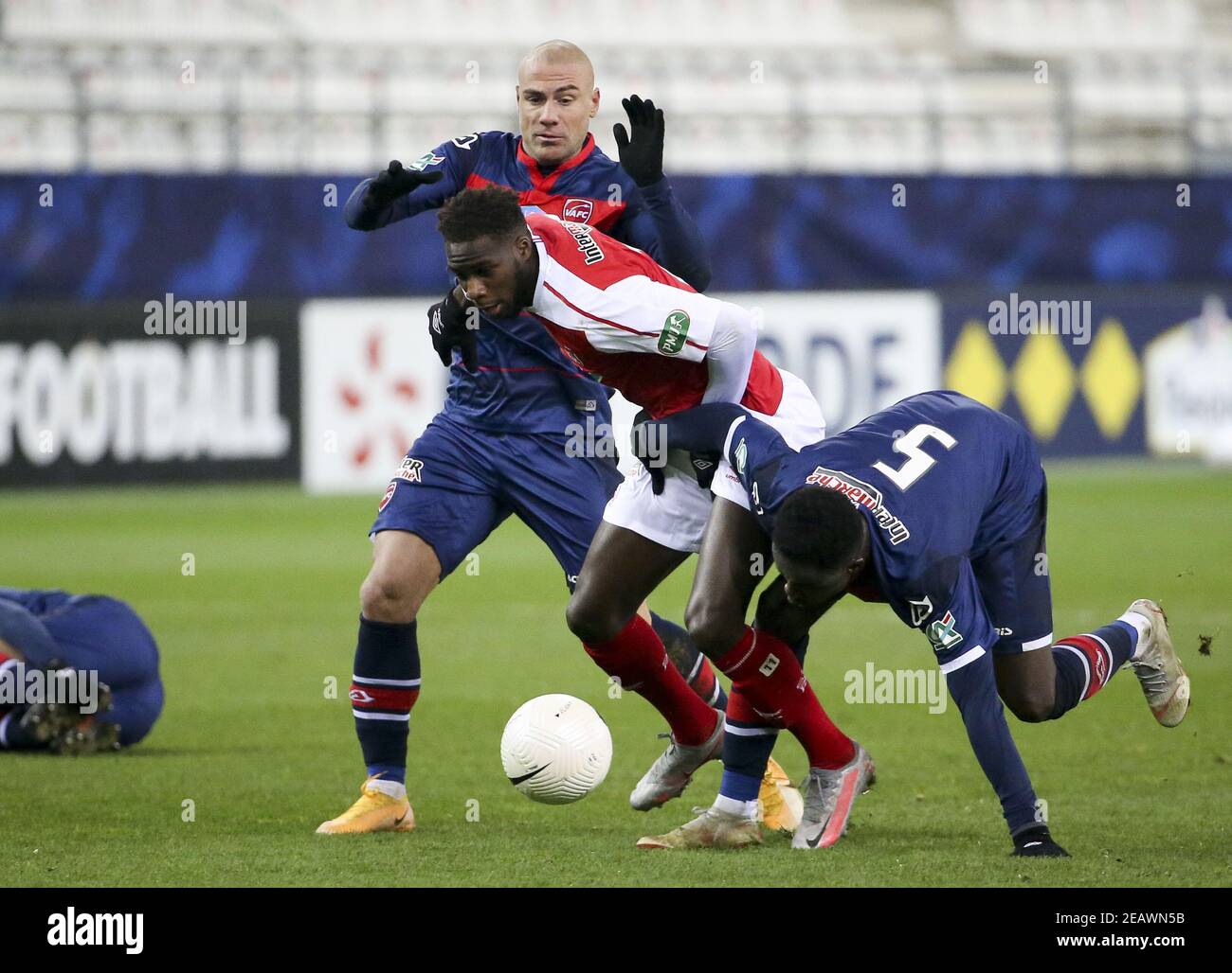 Boulaye dia di Reims tra Jaba Kankava ed Emmanuel Nim di Valenciennes durante la Coppa di Francia, round di 64 partita di calcio tra lo Stade de Reims e il Valenciennes FC il 9 febbraio 2021 allo stadio Auguste Delaune di Reims, Francia - Foto Jean Catuffe/DPPI/LiveMedia/Sipa USA Credit: Sipa USA/Alamy Live News Foto Stock