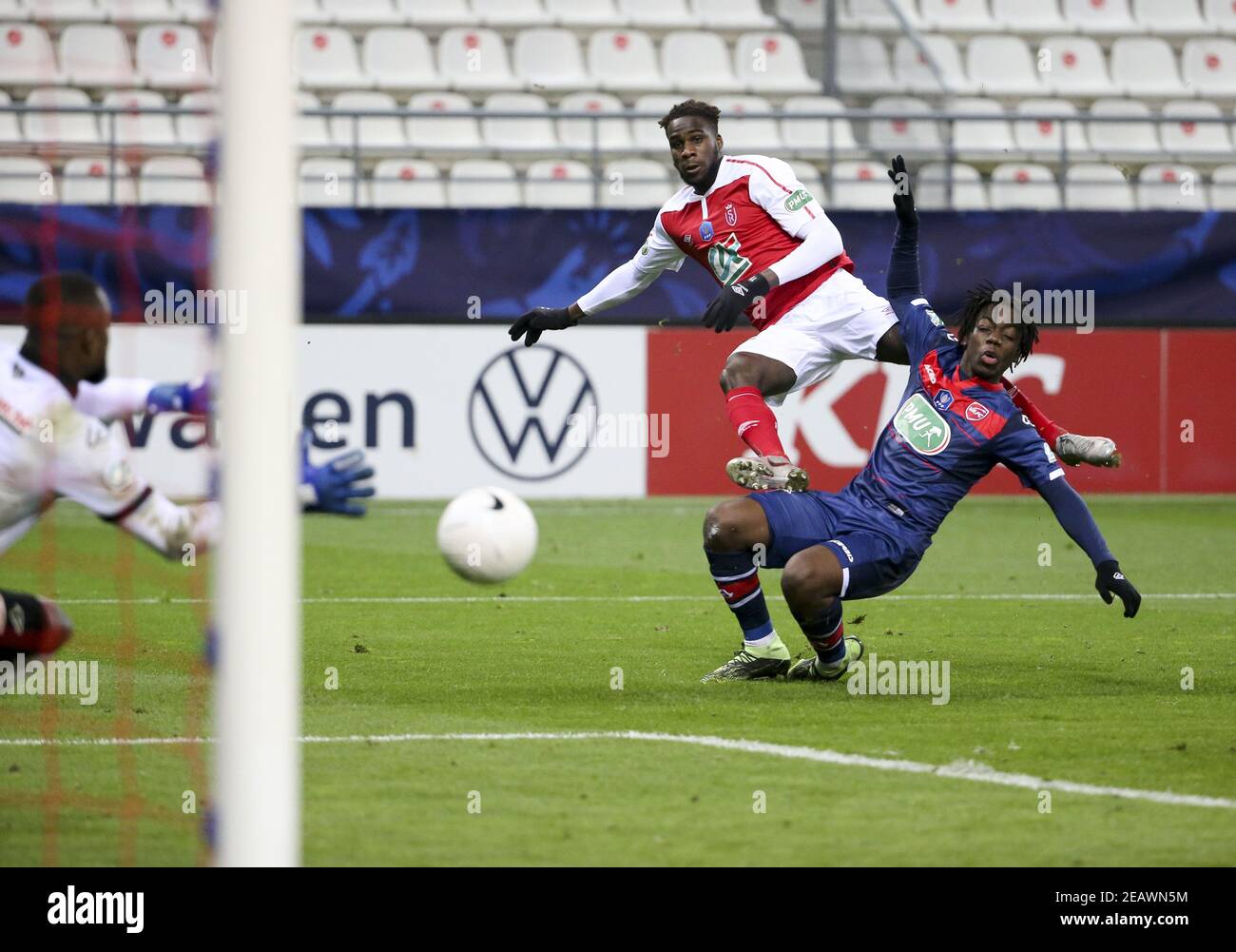 Boulaye dia di Reims, Ismael Doukoure di Valenciennes durante la Coppa di Francia, round di 64 partita di calcio tra Stade de Reims e Valenciennes FC il 9 febbraio 2021 allo stadio Auguste Delaune di Reims, Francia - Foto Jean Catuffe/DPPI/LiveMedia/Sipa USA Credit: Sipa USA/Alamy Live News Foto Stock