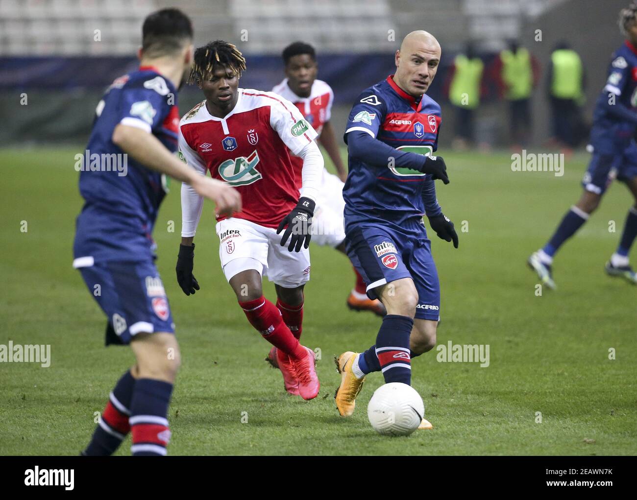 Jaba Kankava di Valenciennes, El Bilal Toure di Reims (a sinistra) durante la Coppa di Francia, round di 64 partita di calcio tra Stade de Reims e Valenciennes FC il 9 febbraio 2021 allo stadio Auguste Delaune di Reims, Francia - Foto Jean Catuffe/DPPI/LiveMedia/Sipa USA Credit: Sipa USA/Alamy Live News Foto Stock