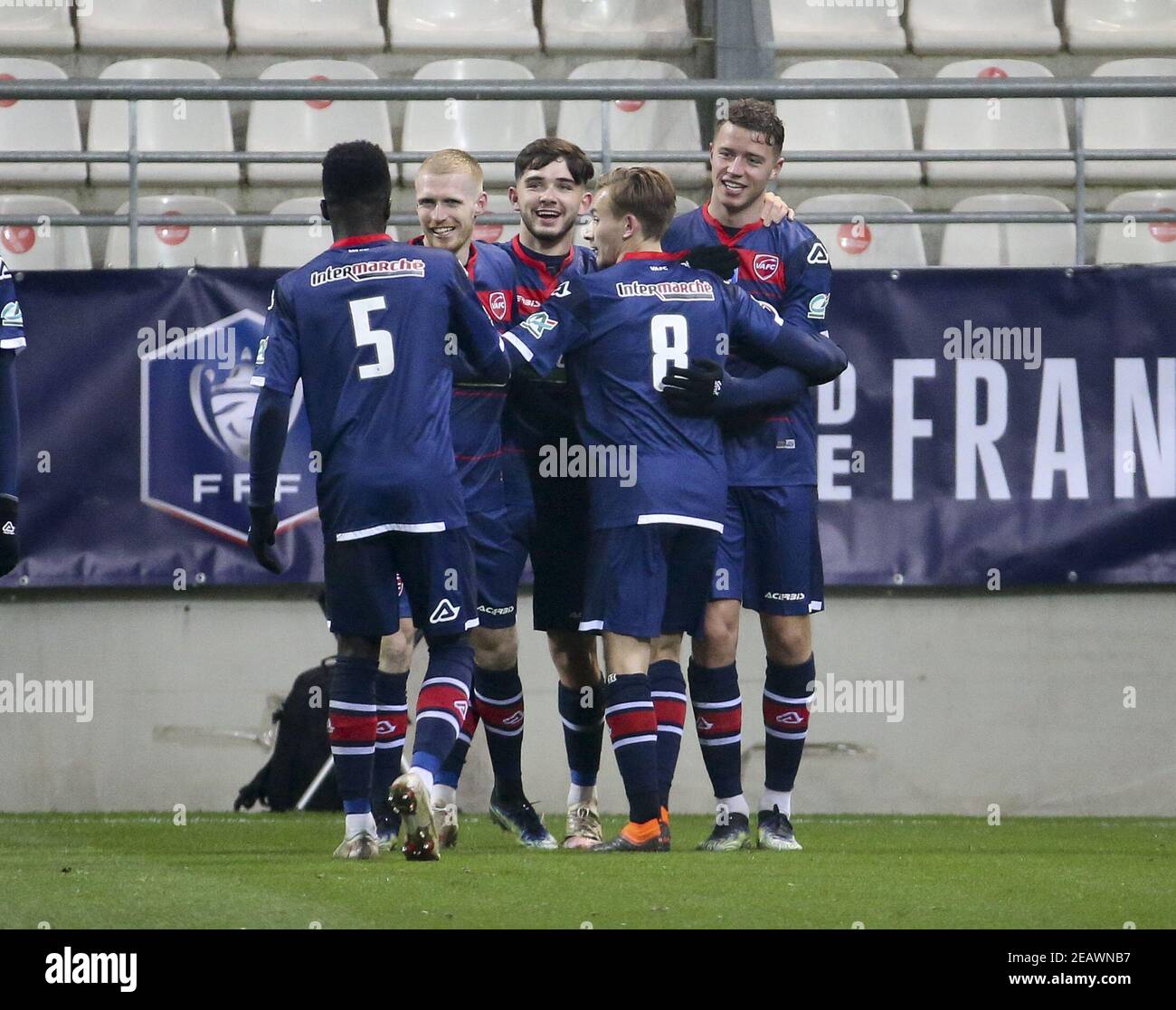 Baptiste Guillaume di Valenciennes (a destra) celebra il suo obiettivo con i compagni di squadra durante la Coppa di Francia, round di 64 partite di calcio tra Stade de Reims e Valenciennes FC il 9 febbraio 2021 allo stadio Auguste Delaune di Reims, Francia - Foto Jean Catuffe/DPPI/LiveMedia/Sipa USA Credit: Sipa USA/Alamy Live News Foto Stock