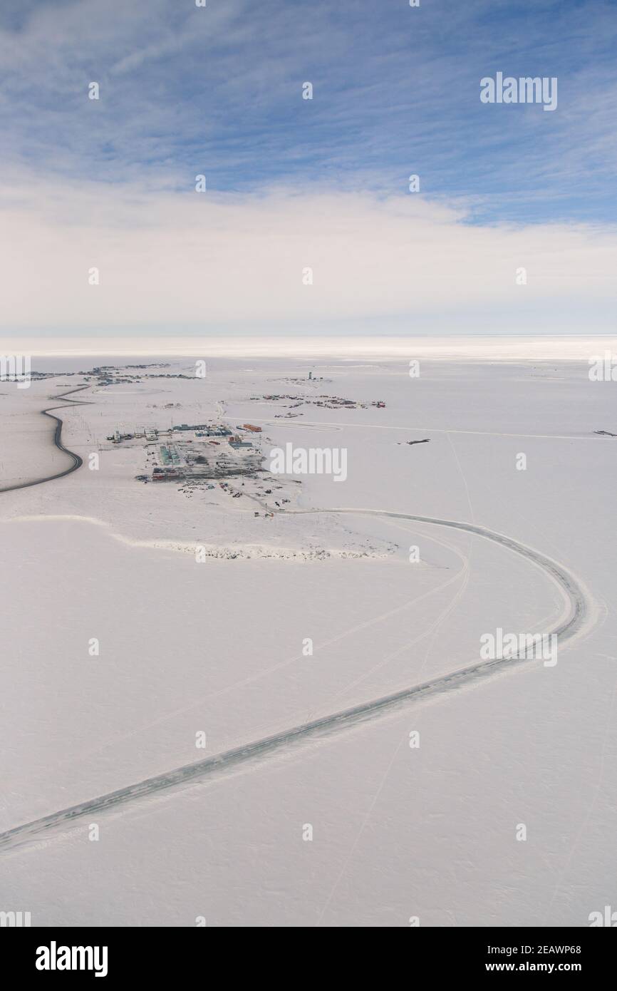 Vista aerea della zona industriale di Tuktoyaktuk frazione artica in inverno circondato da congelati Oceano Artico, territori del Nord-Ovest, Canada. Foto Stock