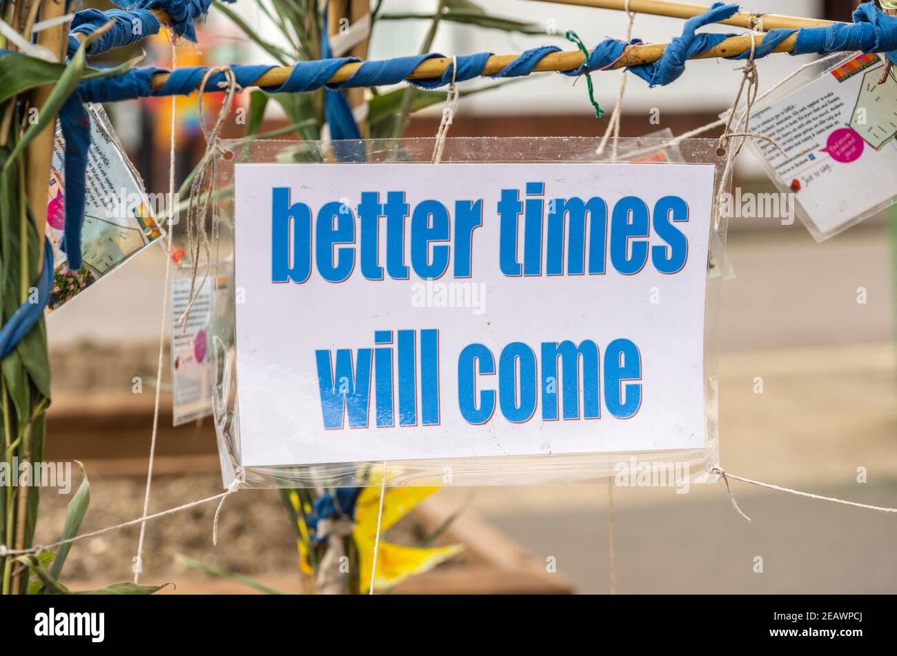 Un cartello laminato che dice "i tempi migliori verranno" in un'area residenziale per instaill positivity durante il blocco COVID-19 in corso, Southampton, Regno Unito Foto Stock
