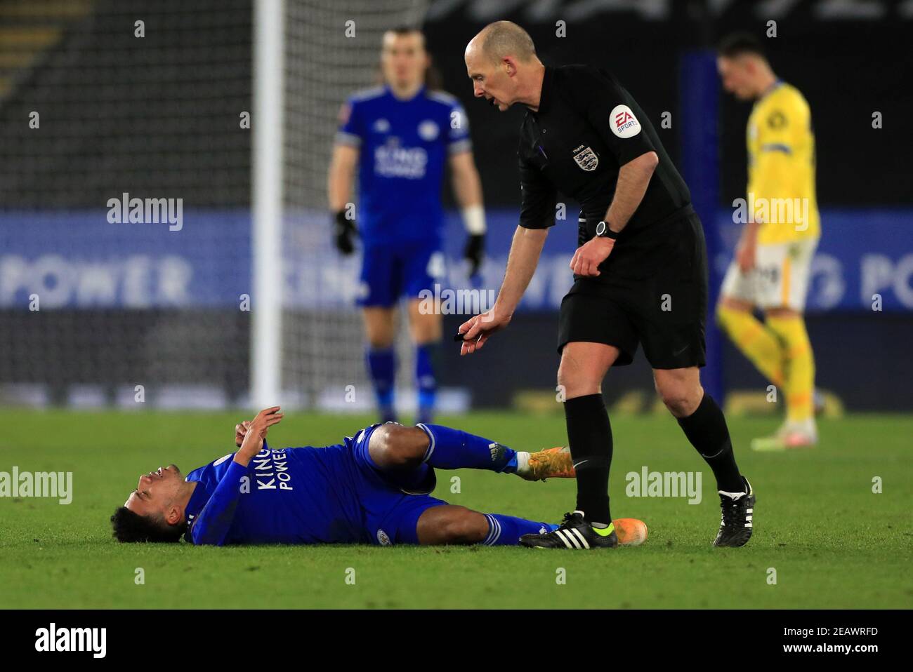 James Justin di Leicester City si trova ferito e Mike Dean lo controlla durante la partita del quinto round della Coppa Emirates fa al King Power Stadium di Leicester. Data immagine: Mercoledì 10 febbraio 2021. Foto Stock