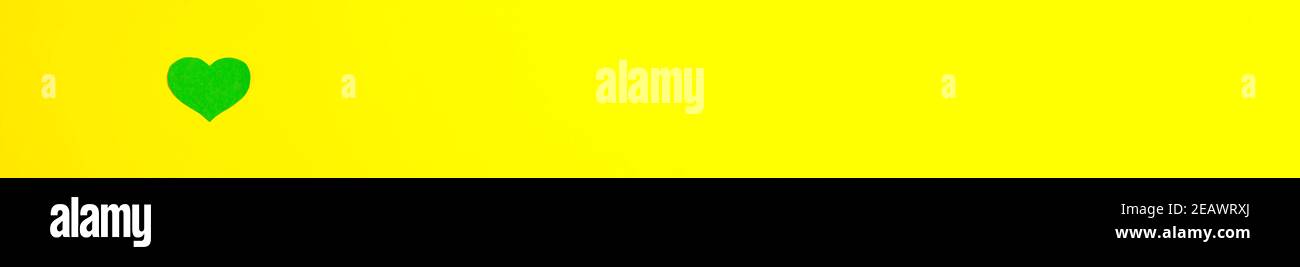 Banner con vista dall'alto piatto del cuore verde sul Sinistra con spazio di copia su sfondo giallo San Patrizio giorno 17 marzo tradizionale celebrazione primaverile h Foto Stock
