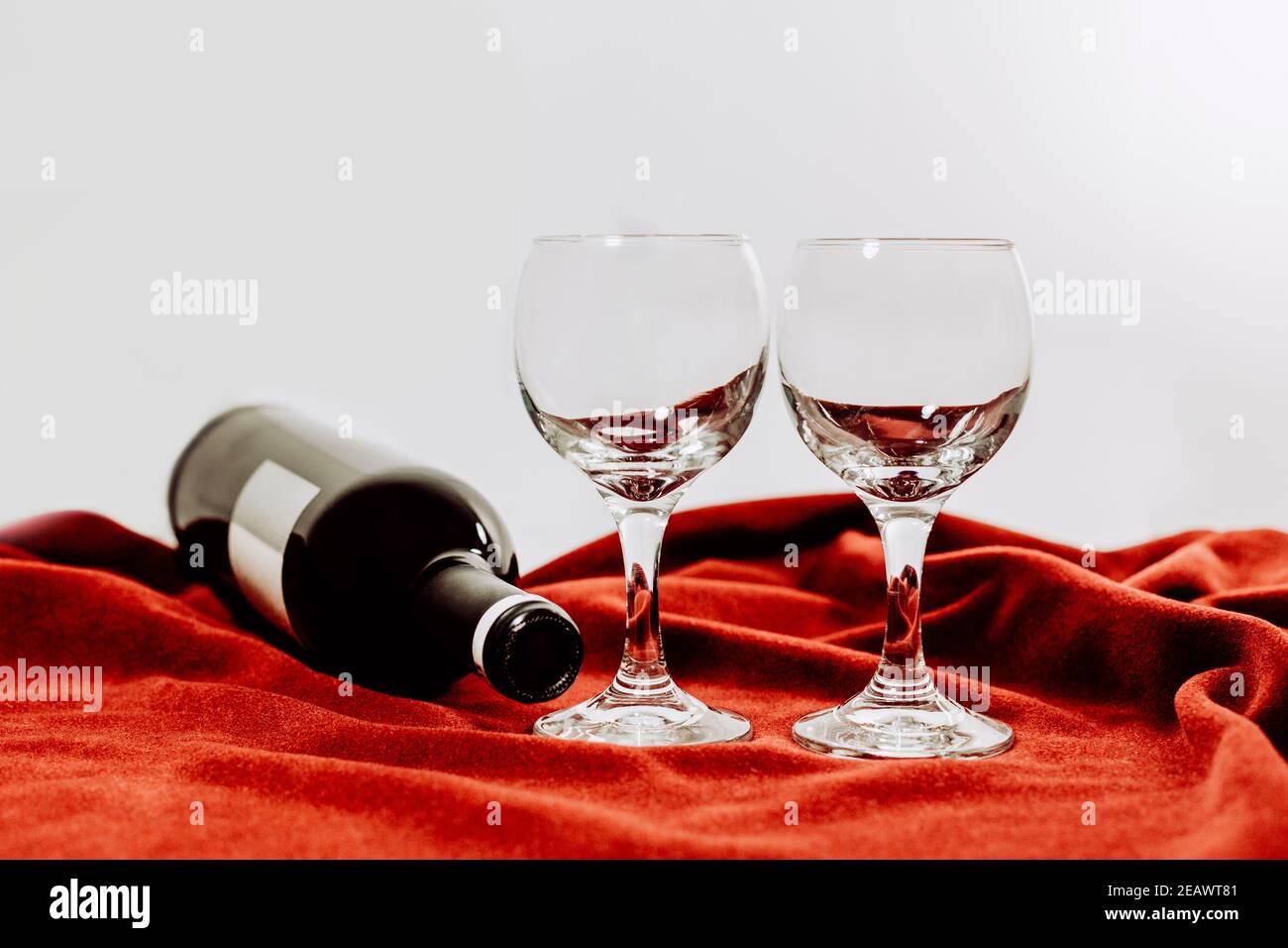 Bottiglia di vino e due bicchieri per San Valentino Foto Stock