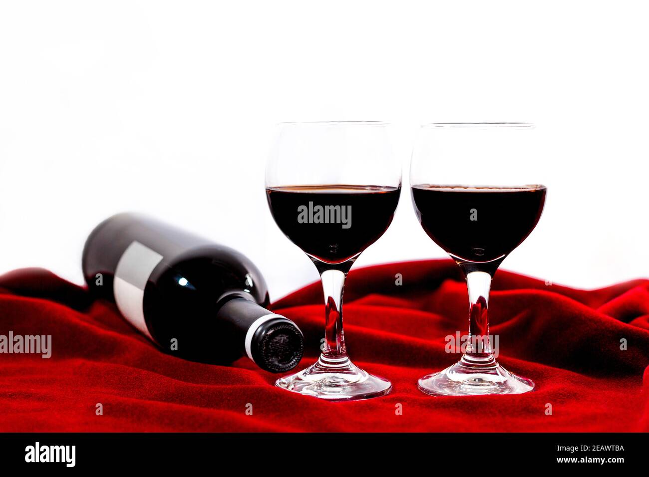 Bottiglia di vino e due bicchieri per San Valentino Foto Stock