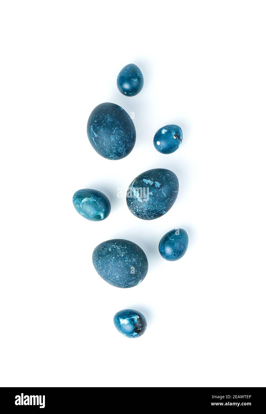 Belle uova di Pasqua di colore blu profondo isolate su sfondo bianco. Vista dall'alto Foto Stock