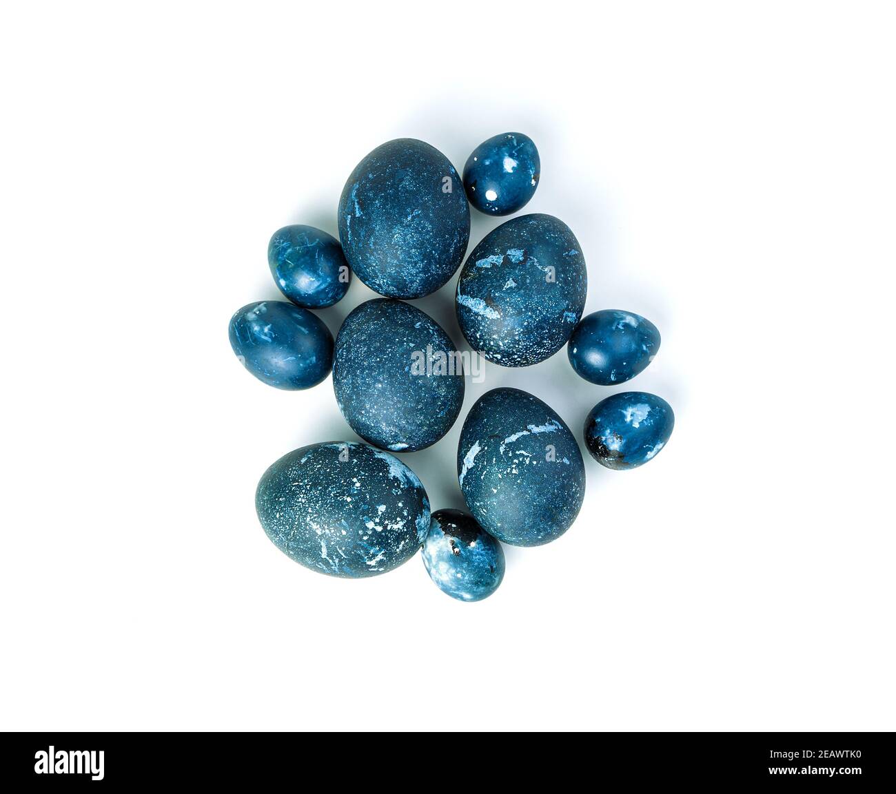 Un gruppo di uova di pollo e quaglia di colore blu marmo su sfondo bianco. Foto Stock