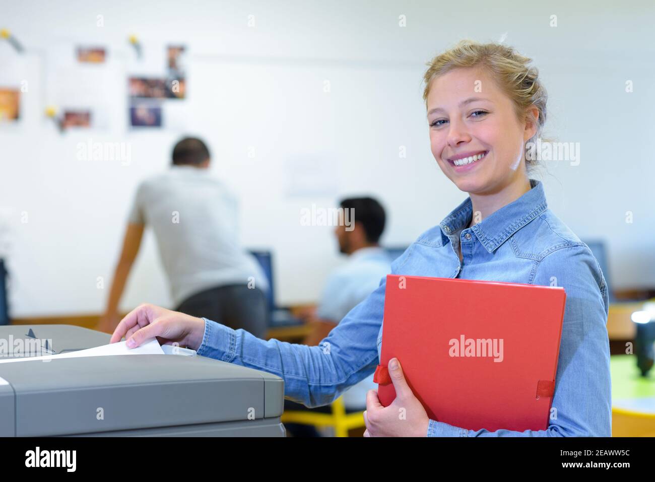 l'insegnante sta stampando i fogli di lavoro per la sua prossima lezione Foto Stock