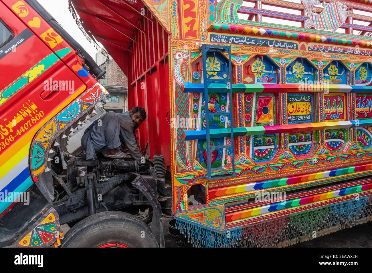 Camion in un'officina di pittura di arte del camion, Lahore, Punjab, Pakistan Foto Stock