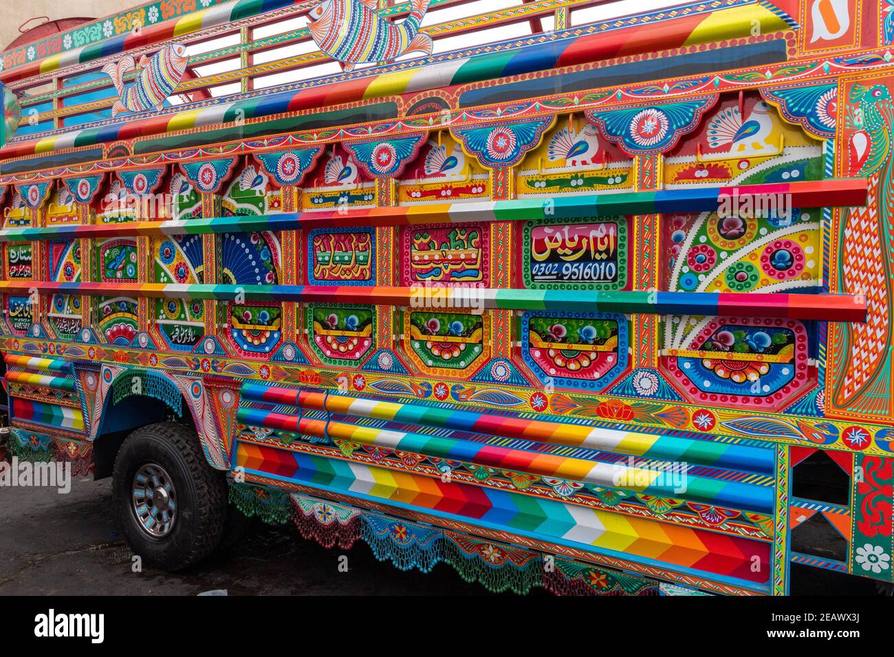 Camion in un'officina di pittura di arte del camion, Lahore, Punjab, Pakistan Foto Stock