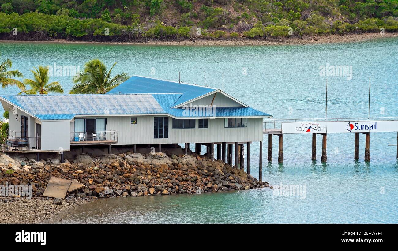 Airlie Beach, Queensland, Australia - Febbraio 2021: Costruzione di barche a noleggio yacht e barca a vela con molo esteso Foto Stock