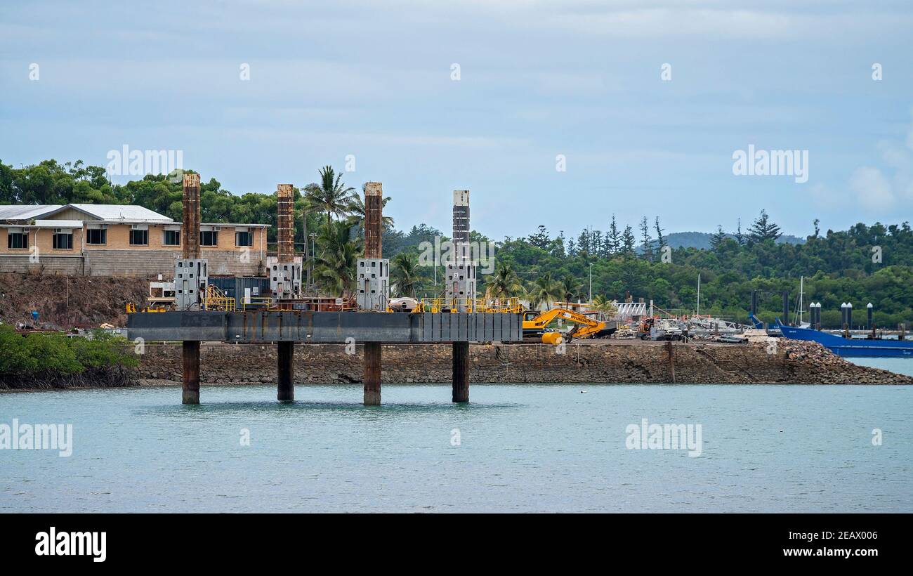 Airlie Beach, Queensland, Australia - Febbraio 2021: Piattaforma industriale inizio costruzione di espansione del porto Foto Stock