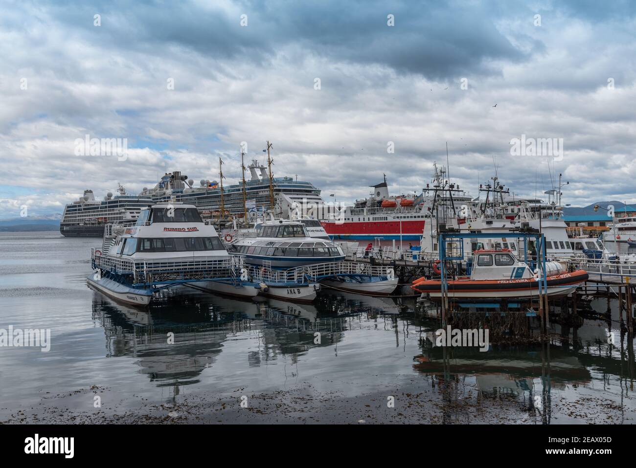 Nave da crociera nel canale di Beagle al largo di Ushuaia, Patagonia, Argentina Foto Stock