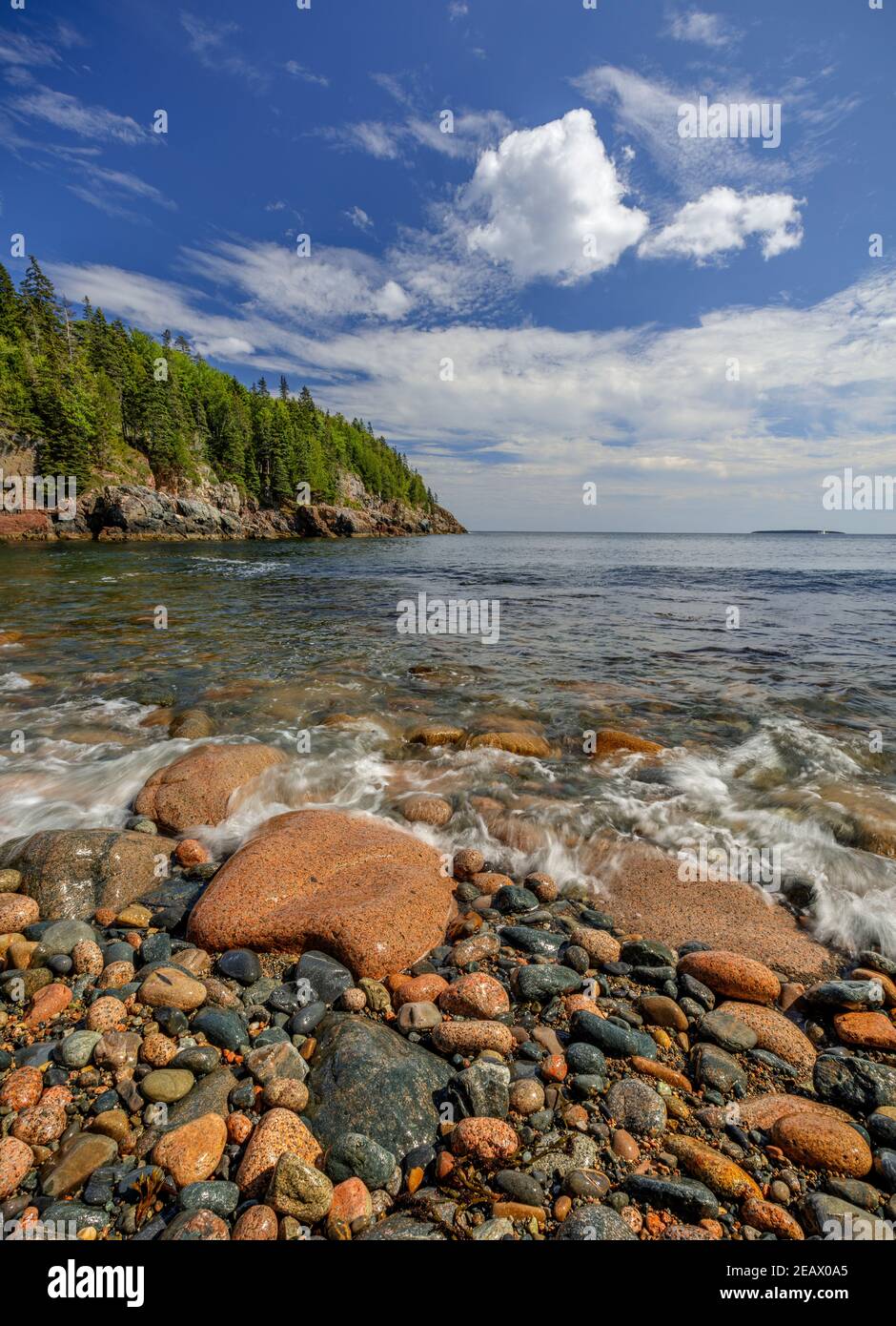 Acadia National Park, Maine: Massi arrotondati, rocce e surf a Hunters Beach Foto Stock