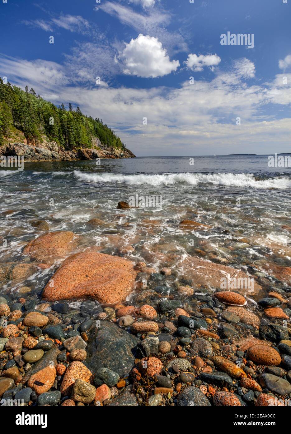Acadia National Park, Maine: Massi arrotondati, rocce e surf a Hunters Beach Foto Stock