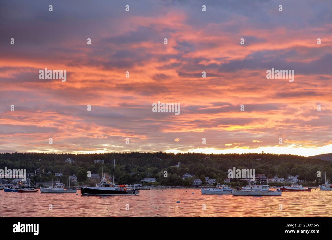 Mount Desert Island, Maine: Barche ancorate nel Southwest Harbour al tramonto Foto Stock