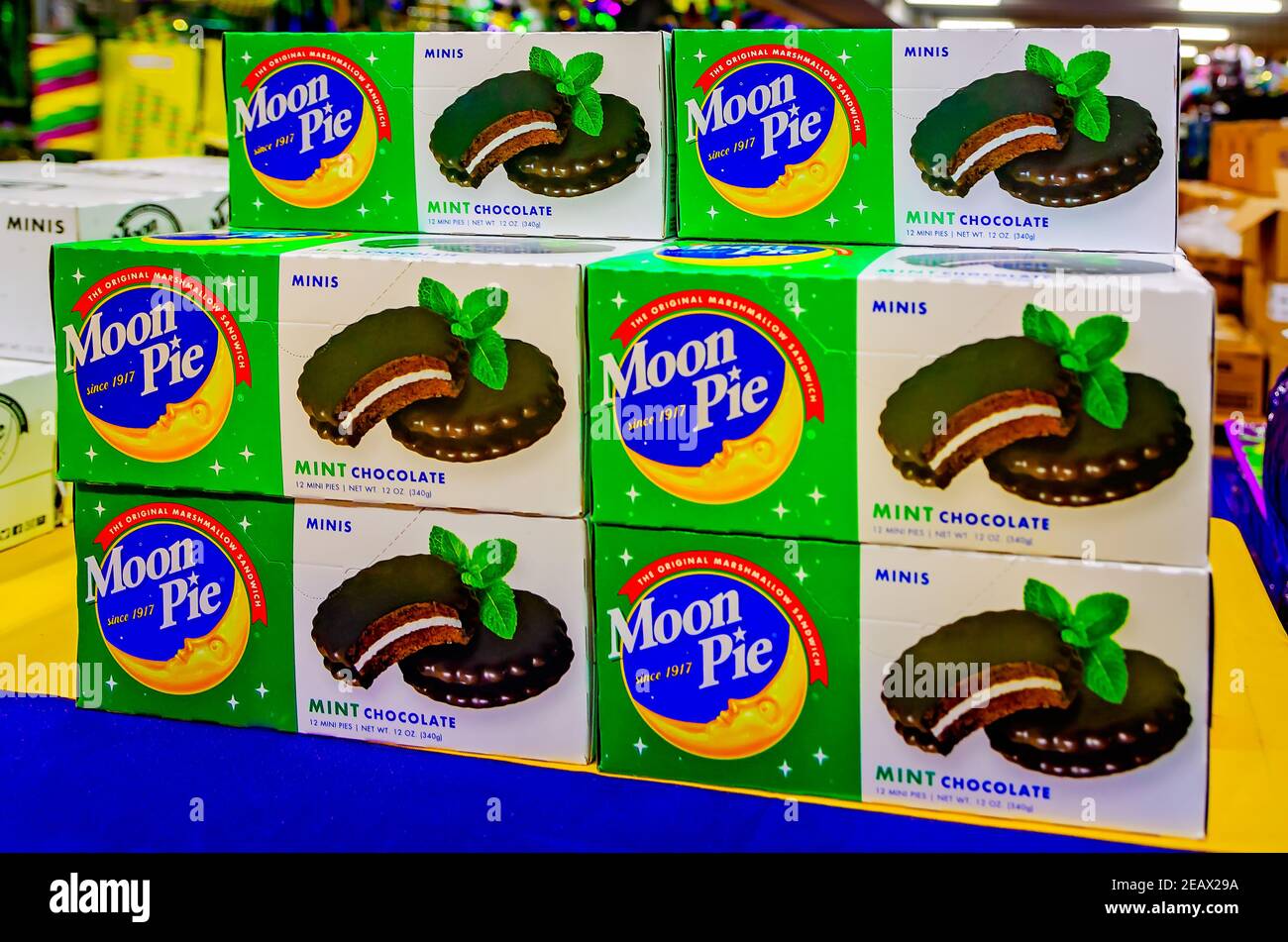 I MoonPies di cioccolato alla menta sono esposti per la vendita presso il negozio Mardi Gras di Toomey, 8 febbraio 2021, a Mobile, Alabama. Foto Stock