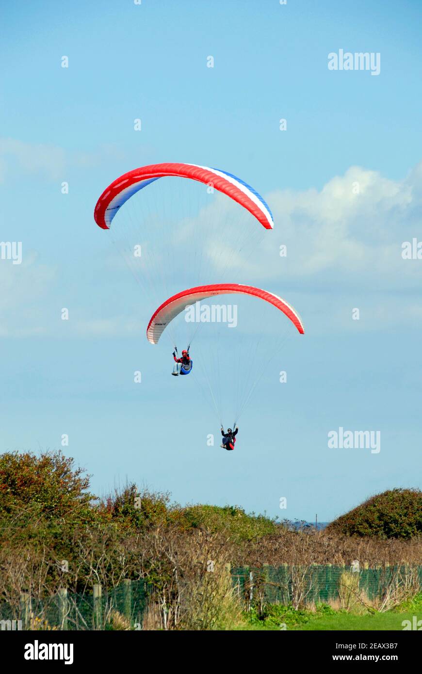 Due parapendio che volano parallelamente alle scogliere, Hunstanton, Norfolk, Inghilterra Foto Stock