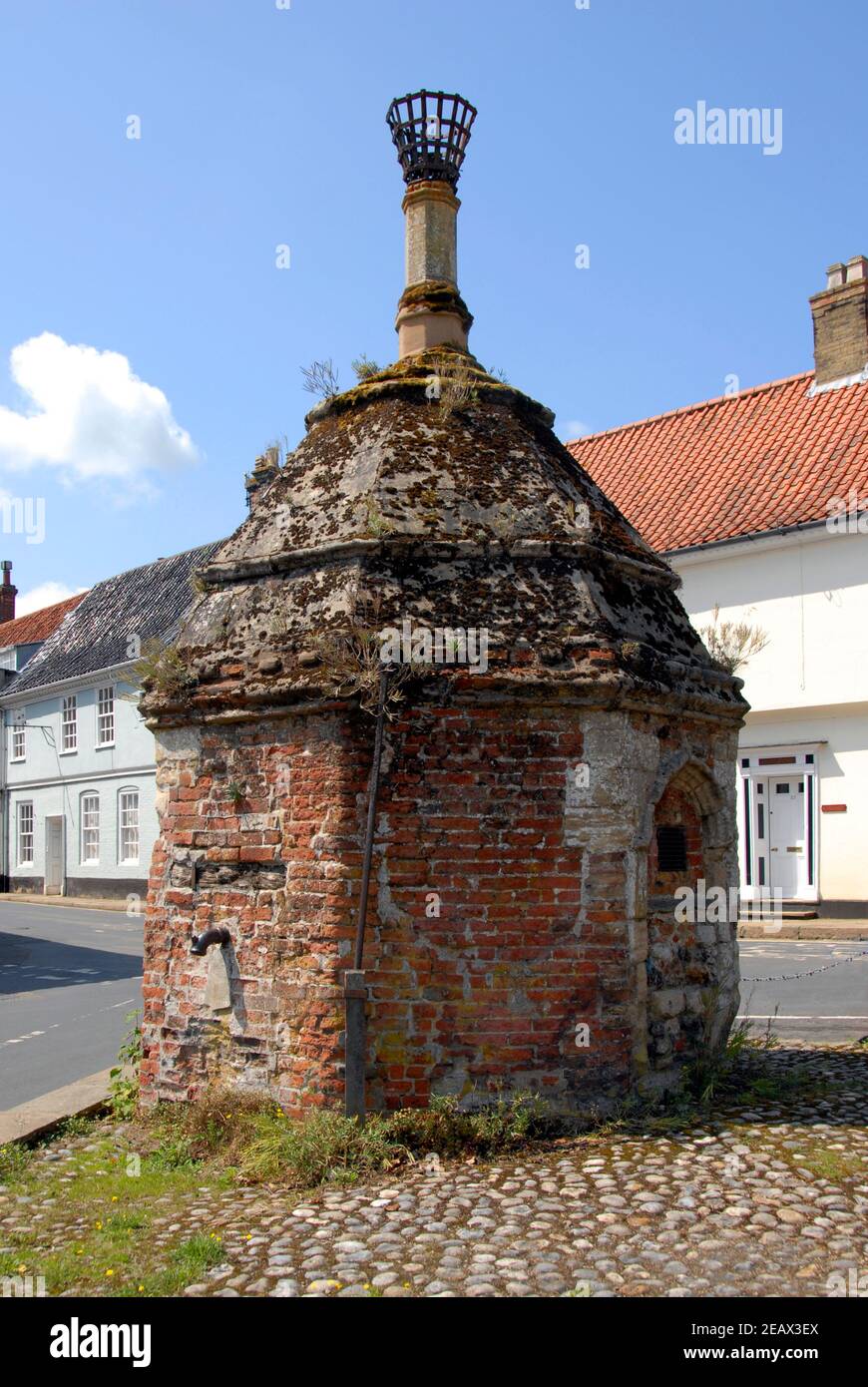 Pompa medievale villaggio con faro sulla cima, Walsingham, Norfolk, Inghilterra Foto Stock