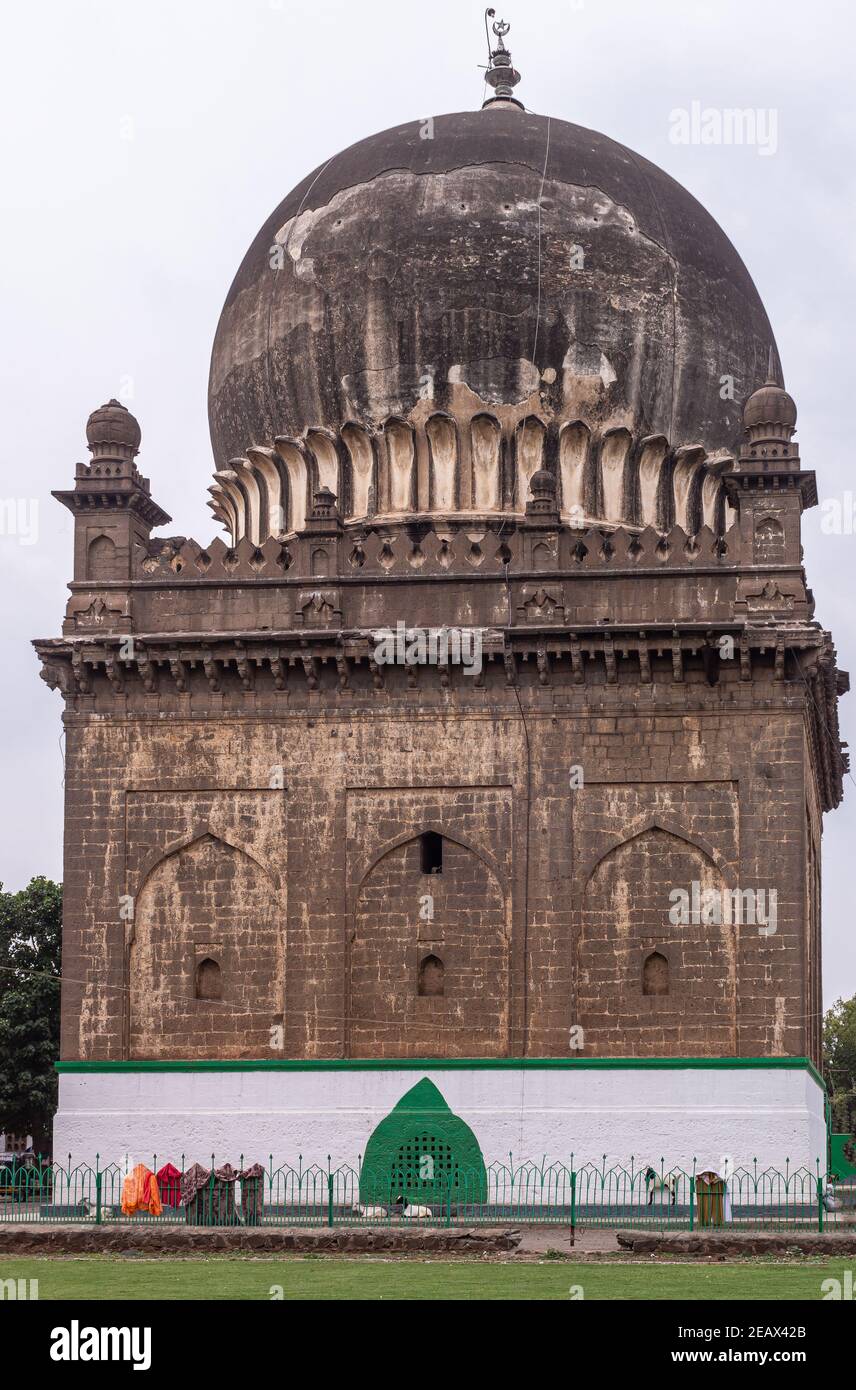 Vijayapura, Karnataka, India - 8 novembre 2013: Tombe JOD Gumbaj. Primo piano della piazza 1 di 2 Tombe Gumbaj JOD. Pietra marrone e cupola annerita sotto Foto Stock