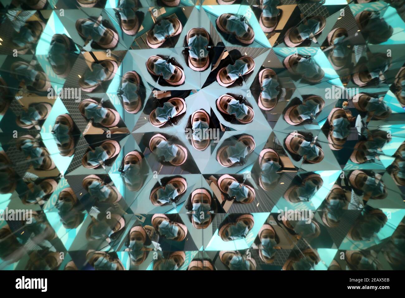 Cairo, Egitto. 9 Feb 2021. Un visitatore può godere di una mostra interattiva al Museo delle illusioni al Cairo, Egitto, il 9 febbraio 2021. Credit: Ahmed Gomaa/Xinhua/Alamy Live News Foto Stock