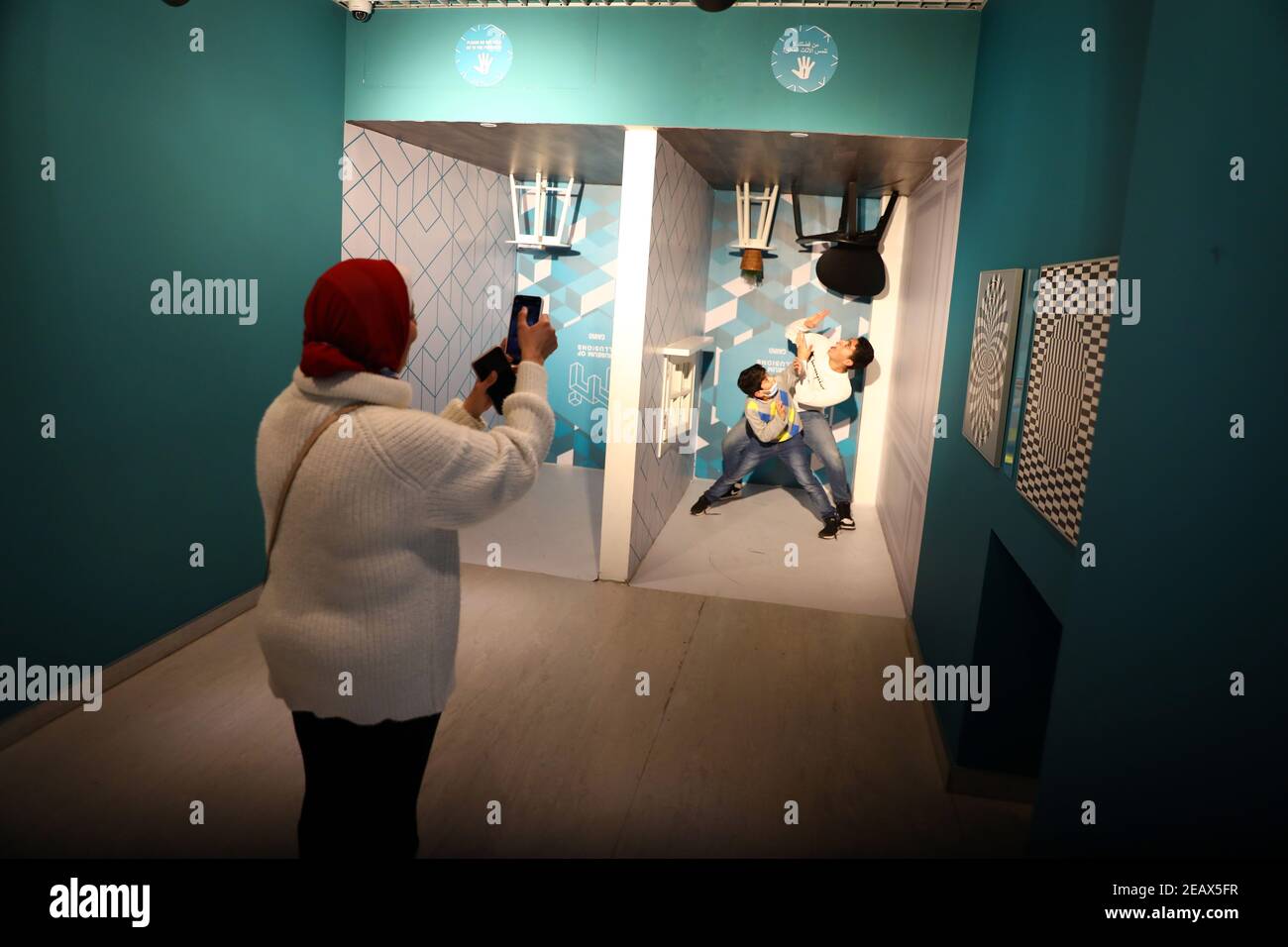 Cairo, Egitto. 9 Feb 2021. I visitatori potranno visitare il museo delle illusioni del Cairo, Egitto, il 9 febbraio 2021. Credit: Ahmed Gomaa/Xinhua/Alamy Live News Foto Stock