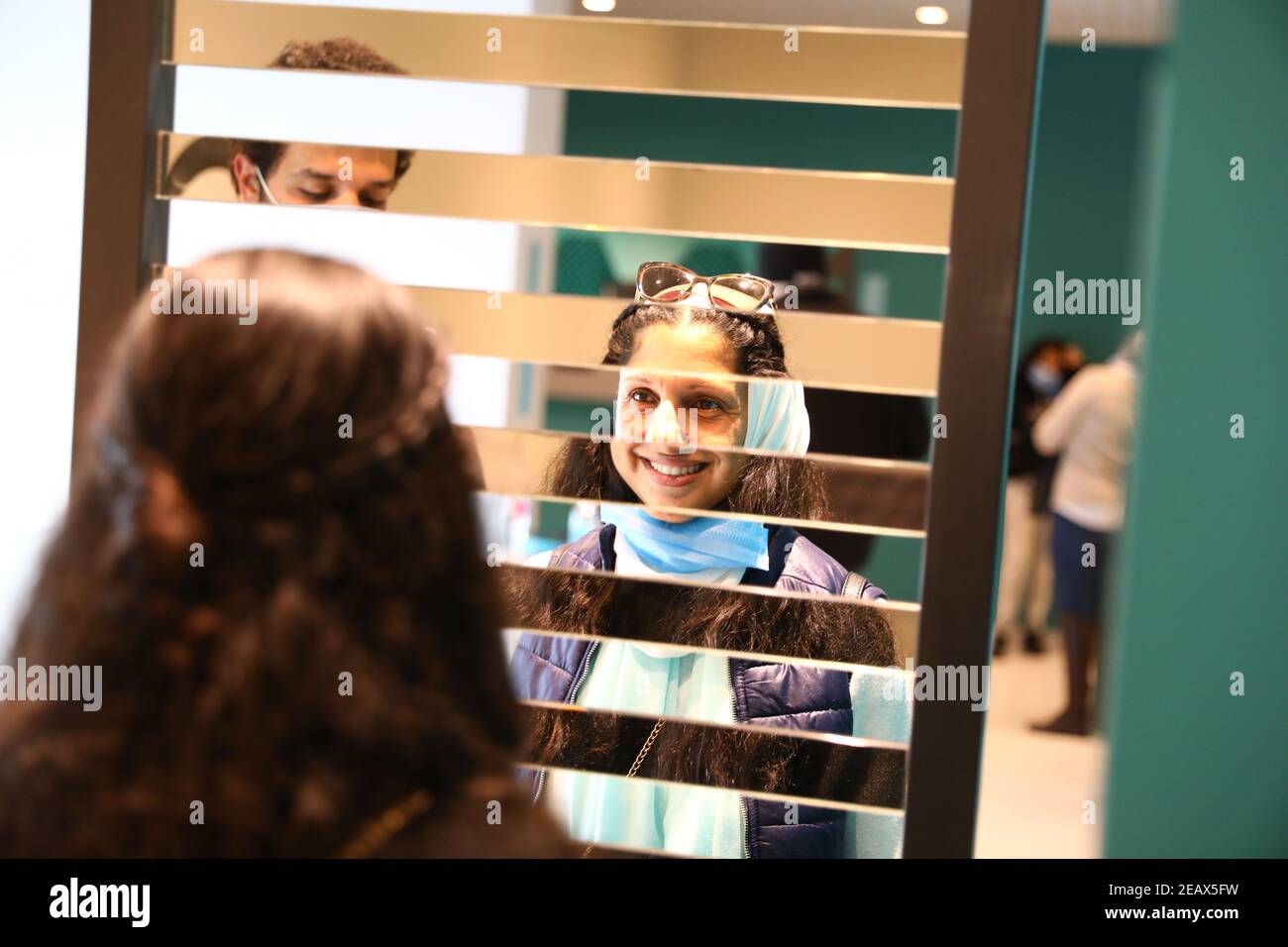 Cairo, Egitto. 9 Feb 2021. Un visitatore può godere di una mostra interattiva al Museo delle illusioni al Cairo, Egitto, il 9 febbraio 2021. Credit: Ahmed Gomaa/Xinhua/Alamy Live News Foto Stock