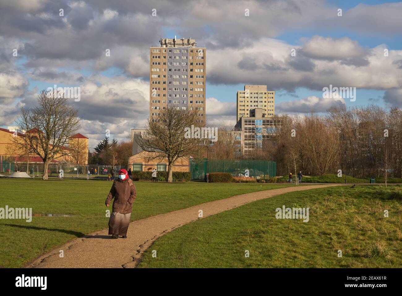 indossare una maschera broadwater parco fattoria tottenham covid ed etnico minoranza Foto Stock