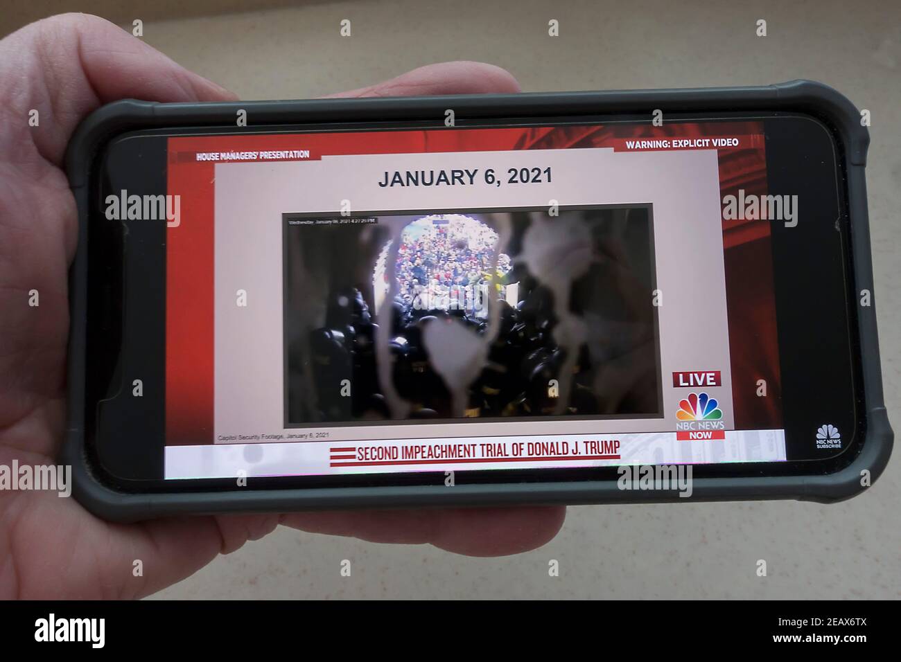 Secondo processo di impeachment di Trump visto sullo smartphone Foto Stock