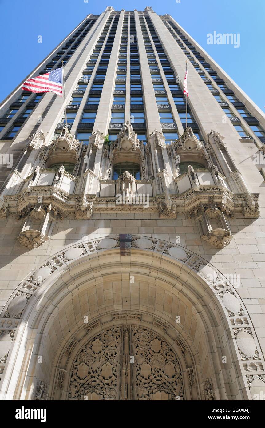 Chicago, Illinois, Stati Uniti. La Torre Tribune neo-gotica sorge sopra Michigan Avenue. E' ufficialmente elencato come un punto di riferimento della citta'. Foto Stock