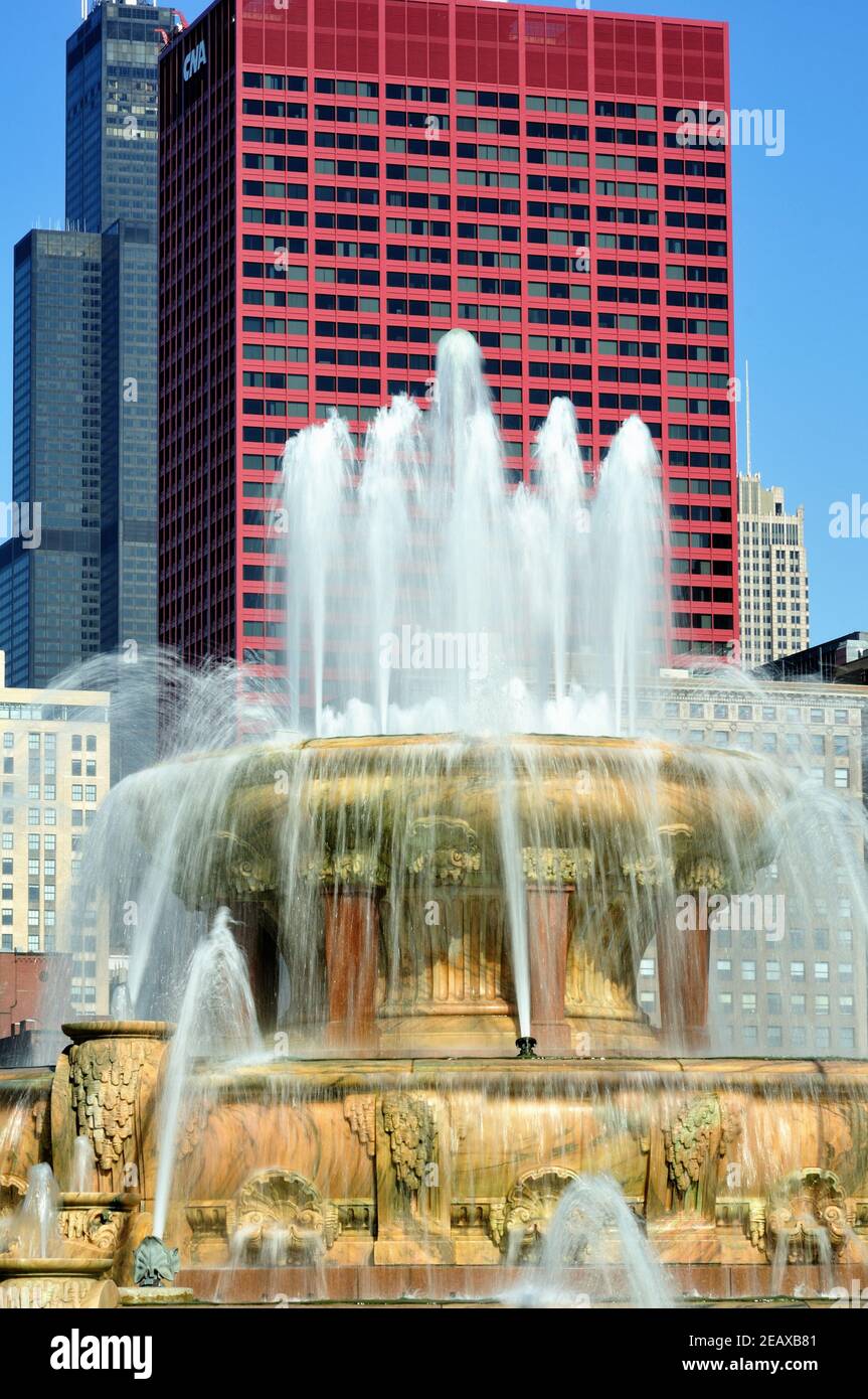 Chicago, Illinois, Stati Uniti. Il colorato 333 South Wabash Building (ex CNA Center), oltre la Clarence Buckingham Fountain, un punto di fondamentale importanza a Grant Park. Foto Stock