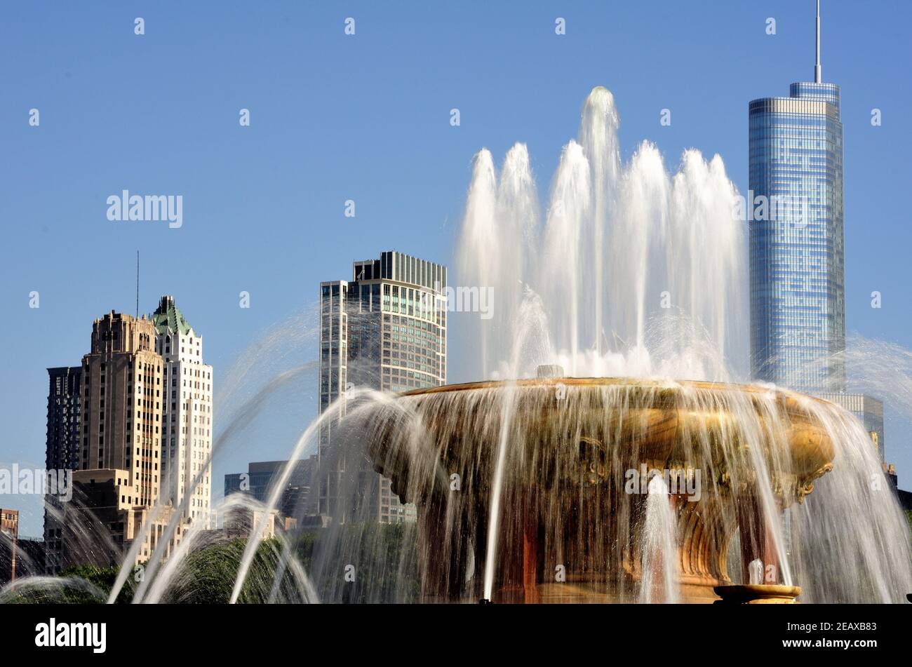 Chicago, Illinois, Stati Uniti. La cima della Clarence Buckingham Fountain, un punto di riferimento nel Grant Park e nel centro di Chicago dal 1927. Foto Stock Chicago, Illinois, Stati Uniti. La cima della Clarence Buckingham Fountain, un punto di riferimento nel Grant Park e nel centro di Chicago dal 1927. Foto Stock