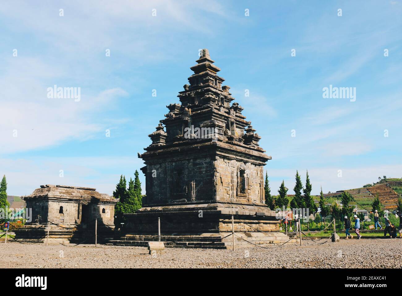 I turisti locali visitano il complesso del tempio di Arjuna all'altopiano di Dieng. Foto Stock