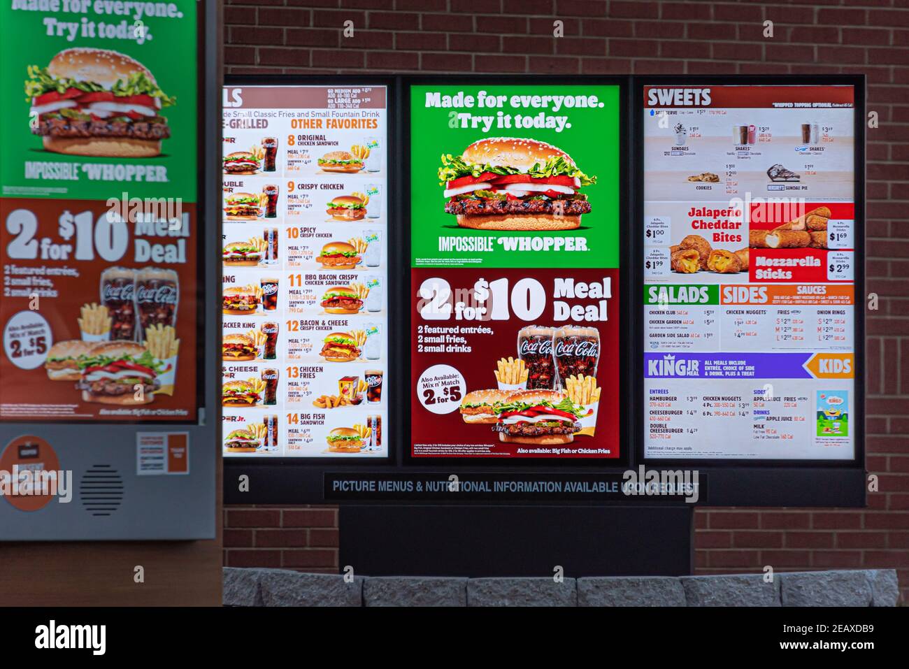 Burger King menu drive-thru tavole con pianta-based Impossible Whopper. (STATI UNITI) Foto Stock