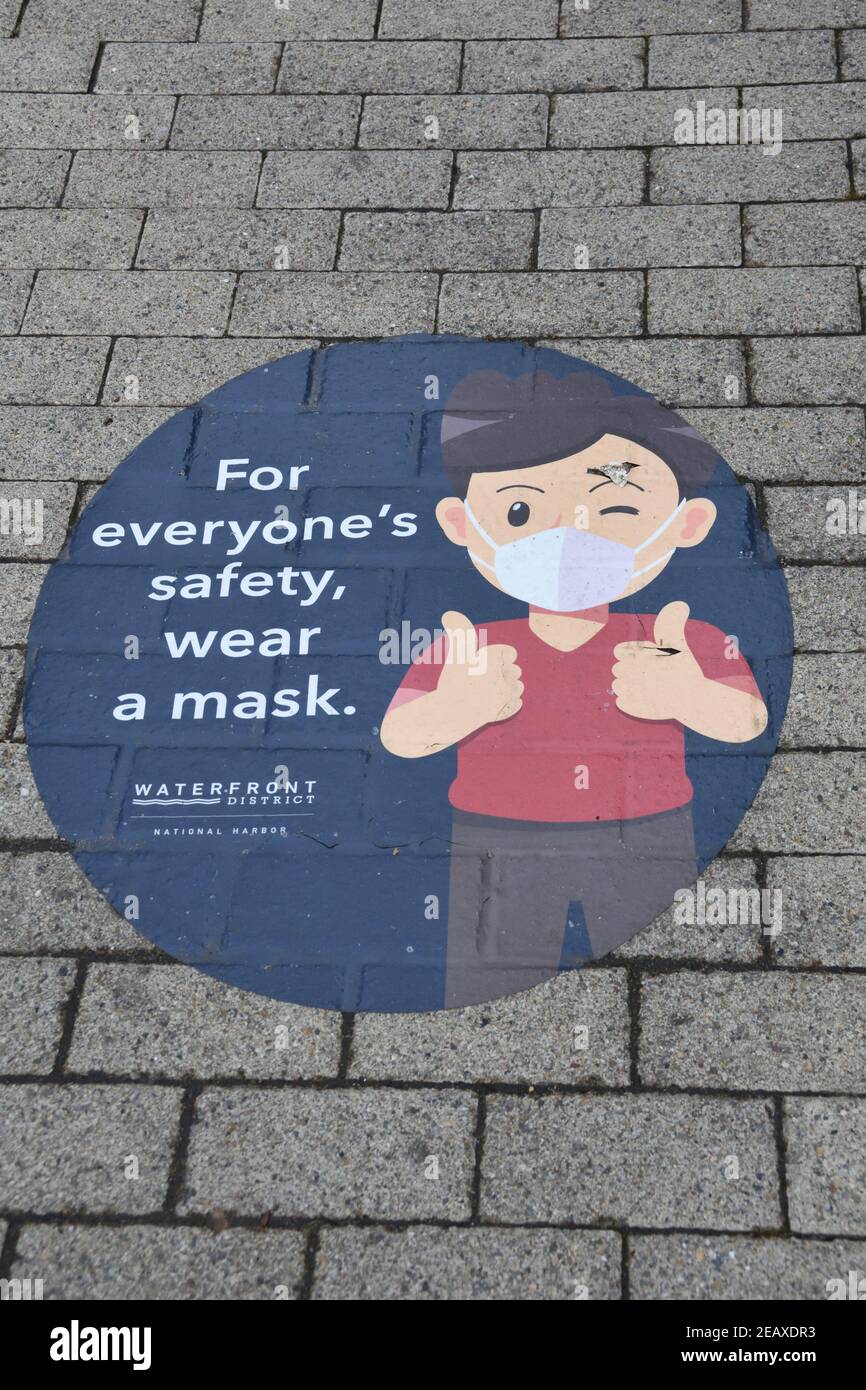 Cartello 'indossate una maschera' sul passaggio pedonale al quartiere Waterfront al National Harbor Harbour nel Maryland, Stati Uniti. Foto Stock