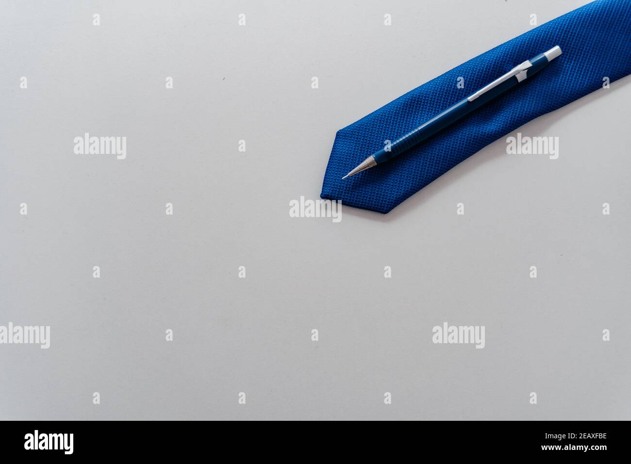 vista sulla testa di una cravatta blu con matita meccanica, penna sulla parte superiore. con ampio spazio per la copia Foto Stock