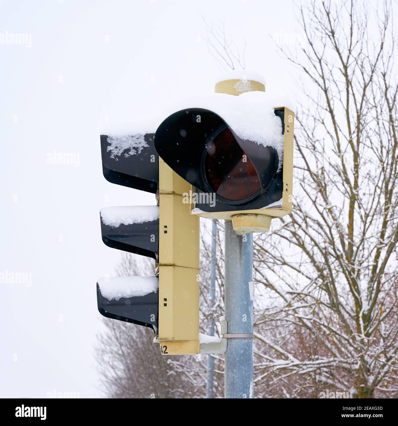 Semafori all'incrocio di Magdeburg in Germania in inverno Foto Stock