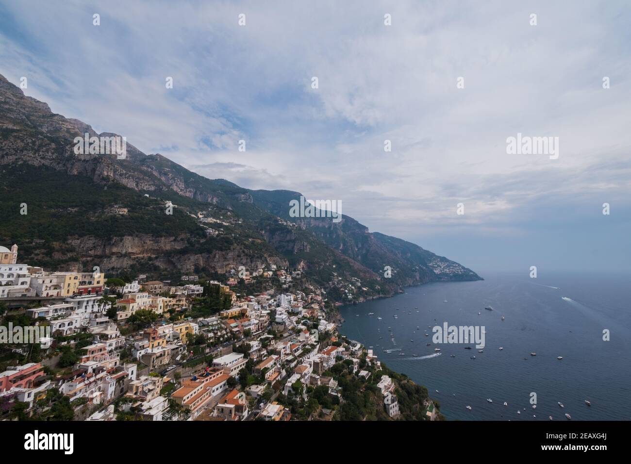 Vista sul paese di Positano, adagiato sulla scogliera della Costiera Amalfitana, con vista sul Mar Tirreno. Foto Stock