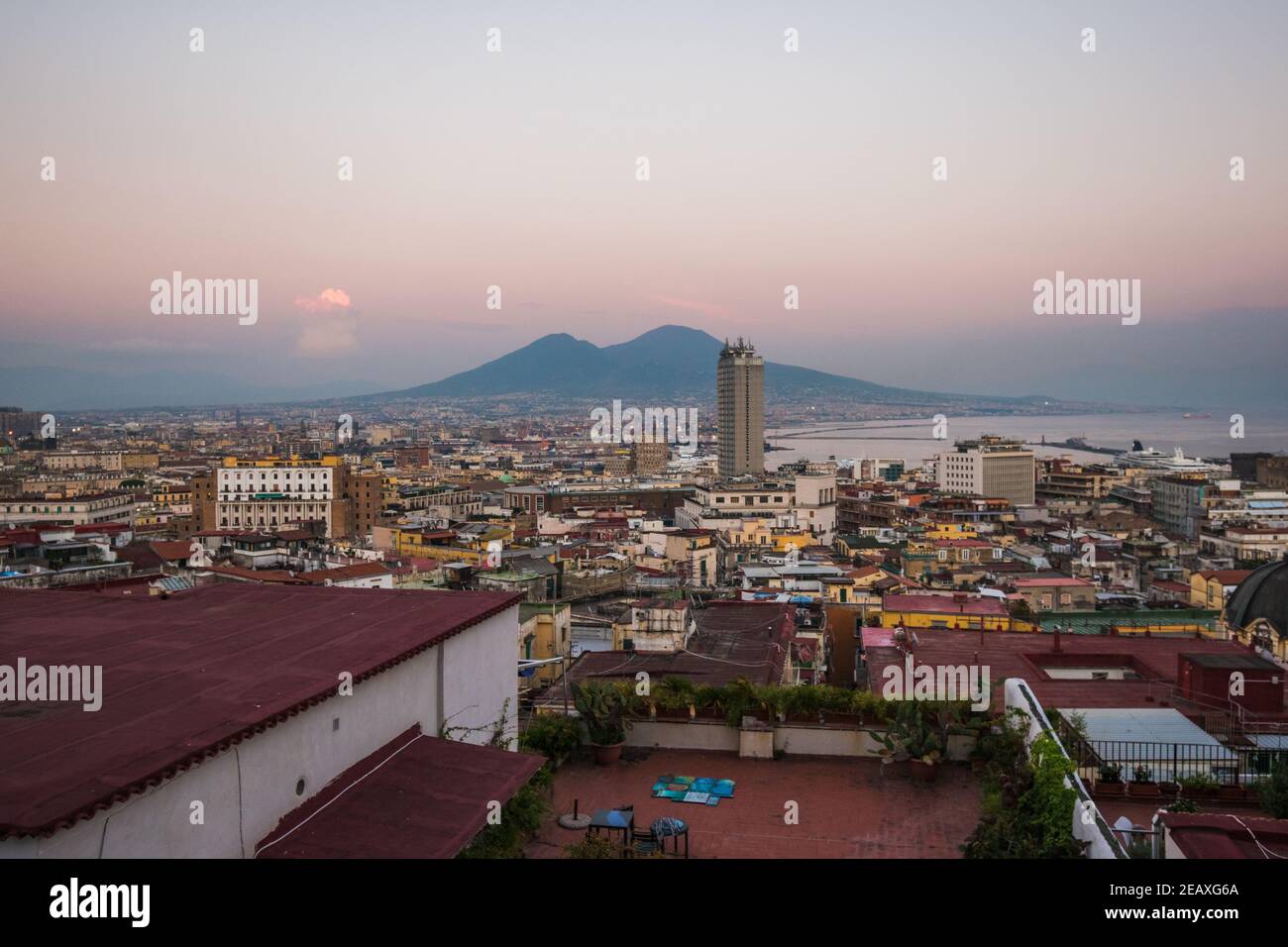 Vista panoramica sui tetti della città di Napoli, Italia meridionale, durante un tramonto rosa. Foto Stock