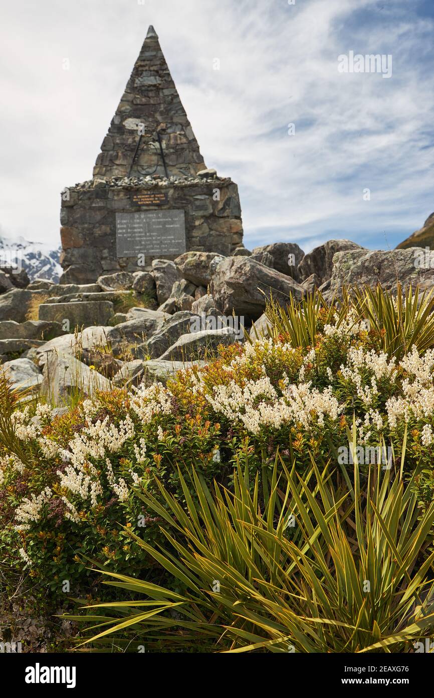 Monte Cook Alpine Memorial, costruito per commemorare gli scalatori morti nelle montagne del Parco Nazionale del Monte Cook Foto Stock
