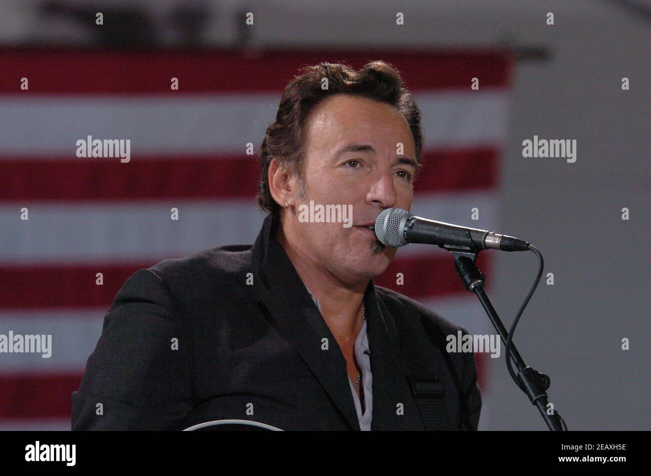 Bruce Springsteen @ canadato presidenziale John Kerry rally al Bayfrot Park nel centro di Miami, Florida. 10-29-04 persone: Bruce Springsteen credito: hoo-me / MediaPunch Foto Stock