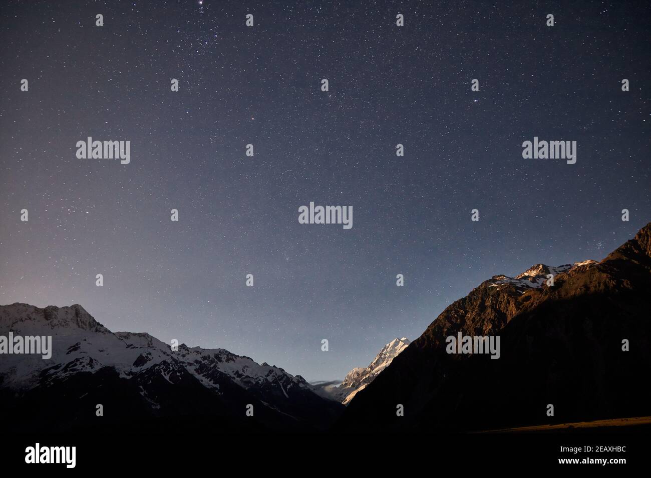 Stellato, notte di luna piena su Aoraki Mt Cook, Mt Sefton e Mt Wakefield, Mt Cook National Park Foto Stock